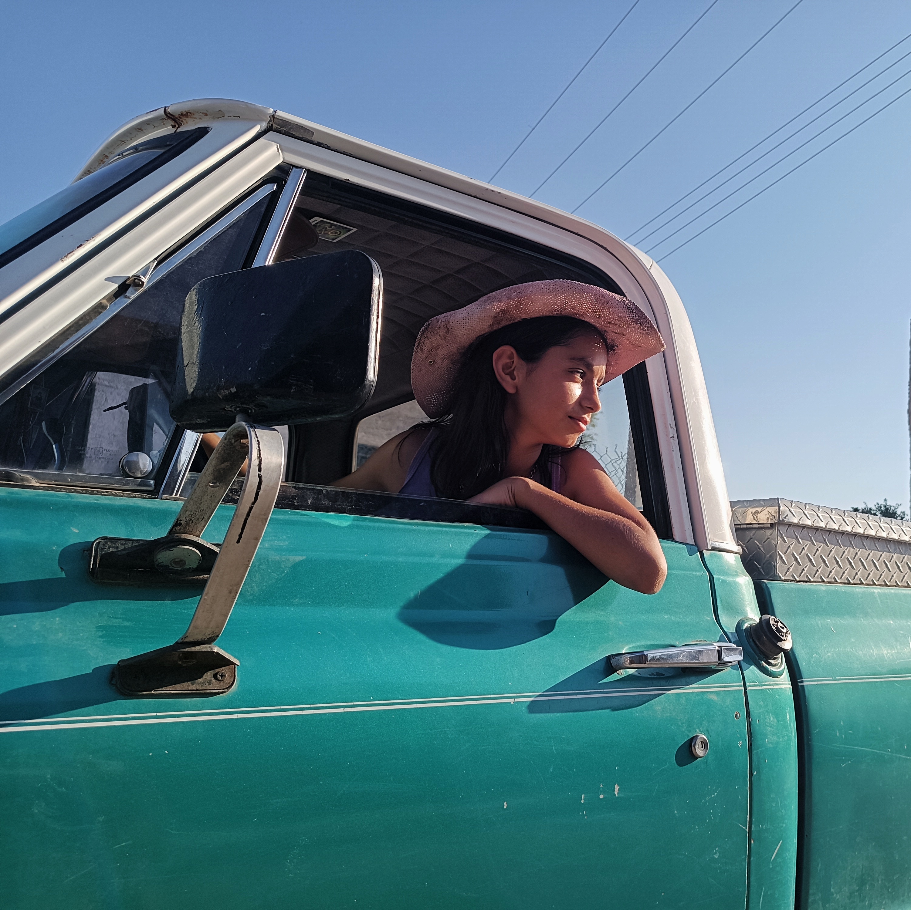 Renee maneja la troca